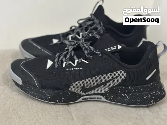 هذا الحذاء هو Nike Juniper Trail 3، وهو حذاء رياضي