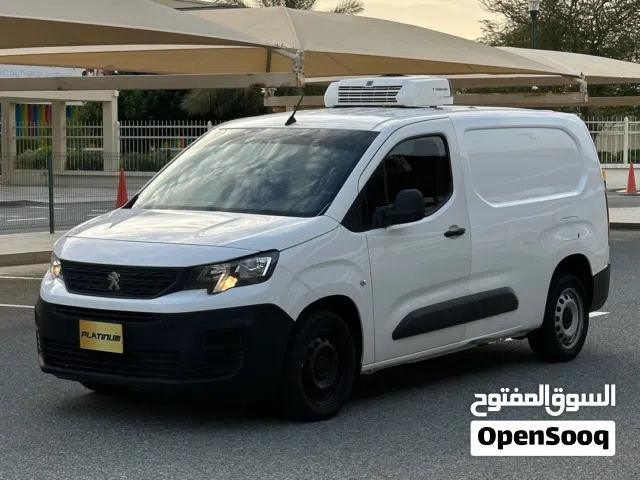 للبيع باص شحن ثلاجه بيجو 2021 وكاله البحرين نظيف جدا  الثلاجه الي عليه من الوكاله تبريد وتجميد  جاهز