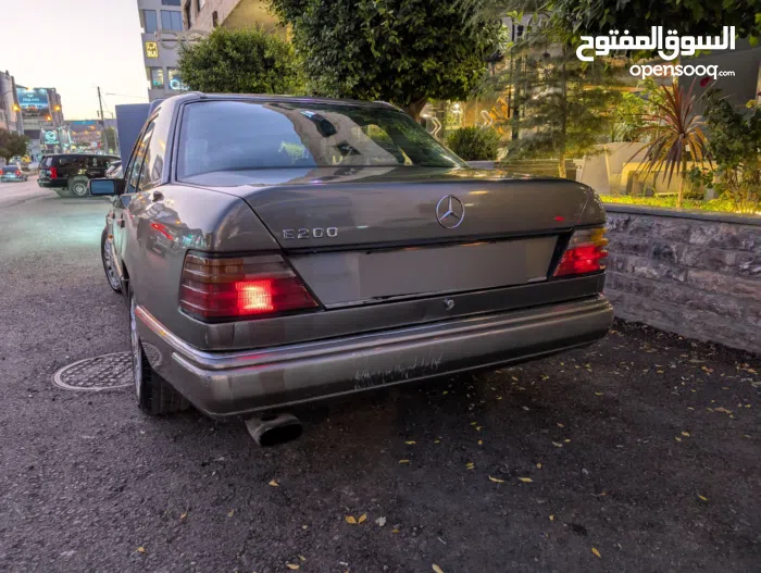 مرسيدس بنز ‏الفئة-E ‏E 200 ‏1988