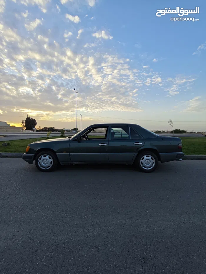 مرسيدس بنز ‏الفئة-E ‏E 200 ‏1992