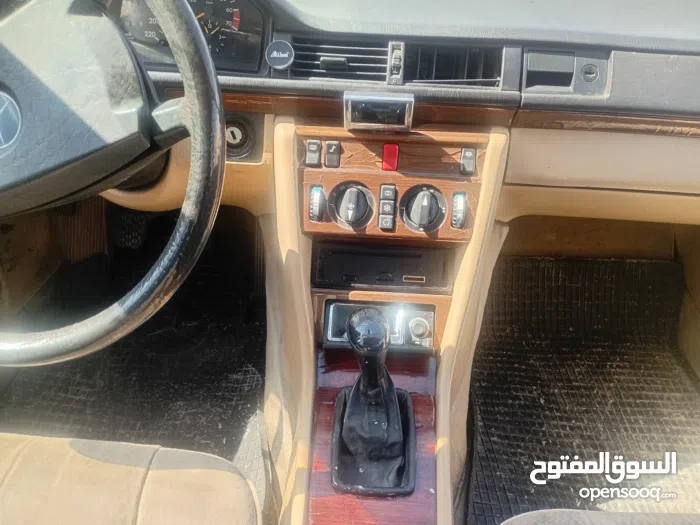 مرسيدس بنز ‏الفئة-E ‏E 200 ‏1990