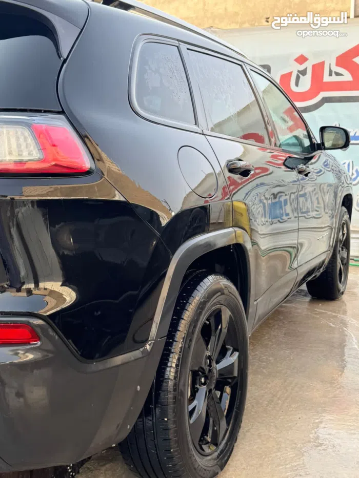 جيب ‏شيروكى ‏Latitude LUX ‏2021